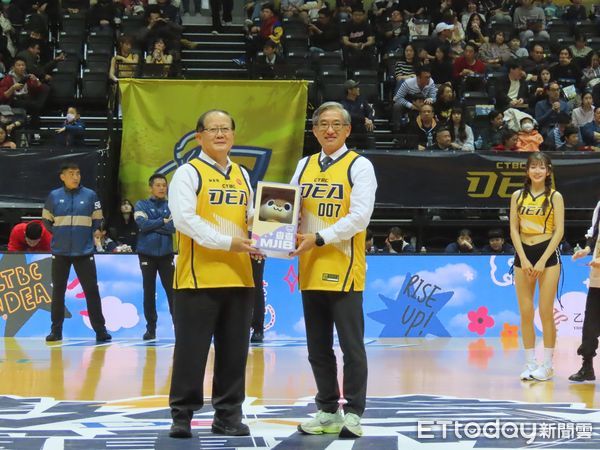 ▲▼法務部調查局局長陳白立到新北市新莊體育館參籃球隊球賽開球儀式。（圖／記者黃哲民翻攝）