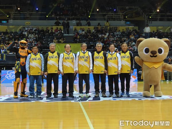 ▲▼法務部調查局局長陳白立到新北市新莊體育館參籃球隊球賽開球儀式。（圖／記者黃哲民翻攝）