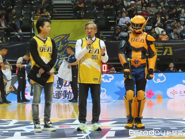 ▲▼法務部調查局局長陳白立到新北市新莊體育館參籃球隊球賽開球儀式。（圖／記者黃哲民翻攝）