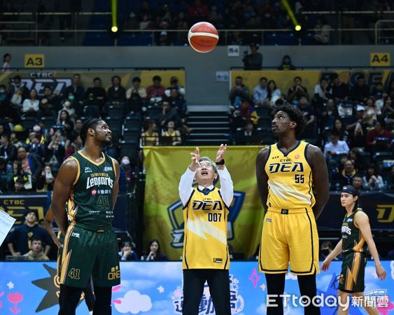 ▲▼法務部調查局局長陳白立到新北市新莊體育館參籃球隊球賽開球儀式。（圖／記者黃哲民翻攝）