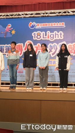 ▲國小中年級組感動類優選：明義國小 黃映文同學（右4）。（圖／花蓮縣政府提供，下同）