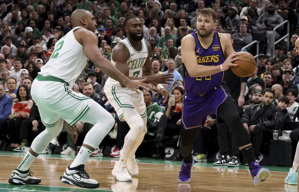 ▲▼金童唐西奇（右）被獨行俠交易，竟與塞爾提克FMVP布朗（中）有關？（圖／記者游郁香攝）