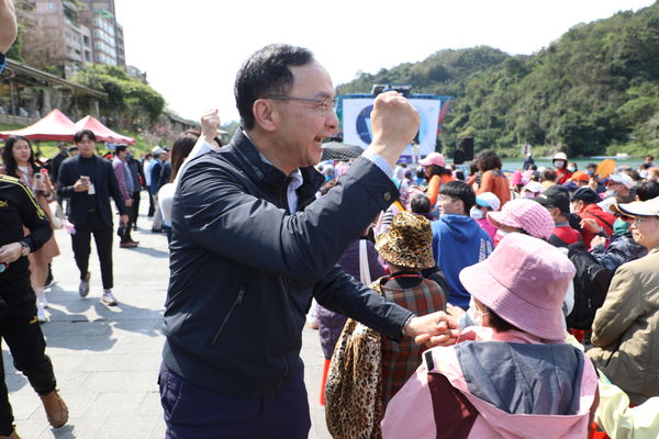 ▲國民黨主席朱立倫出席健行植樹活動。（圖／國民黨提供）
