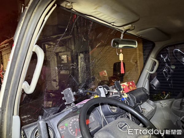 ▲▼羅男持西瓜刀砸同事貨車擋風玻璃             。（圖／記者陳以昇翻攝）