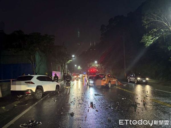 ▲▼橘色休旅車過彎撞對向2車，車體嚴重受損，零組件掉滿地，車禍造成2駕駛受傷。（圖／記者游芳男翻攝，下同）