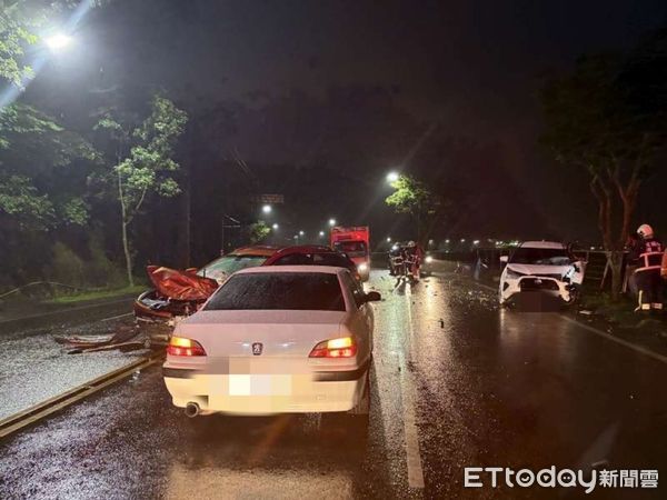 ▲▼橘色休旅車過彎撞對向2車，車體嚴重受損，零組件掉滿地，車禍造成2駕駛受傷。（圖／記者游芳男翻攝，下同）