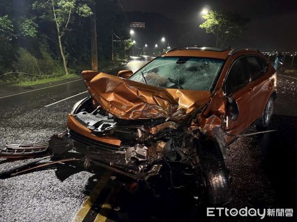 ▲▼橘色休旅車過彎撞對向2車，車體嚴重受損，零組件掉滿地，車禍造成2駕駛受傷。（圖／記者游芳男翻攝，下同）