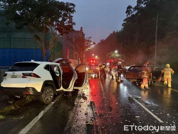 ▲▼橘色休旅車過彎撞對向2車，車體嚴重受損，零組件掉滿地，車禍造成2駕駛受傷。（圖／記者游芳男翻攝，下同）