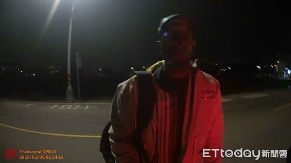 ▲非洲男乾掉一支威士忌大鬧！狂罵警髒話　被抓到逾期直接「回家」。（圖／記者許權毅翻攝）