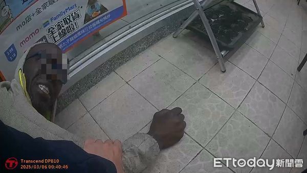 ▲非洲男乾掉一支威士忌大鬧！狂罵警髒話　被抓到逾期直接「回家」。（圖／記者許權毅翻攝）