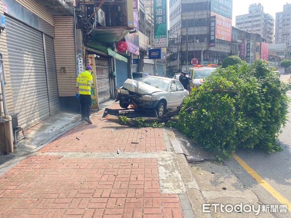 ▲許男駕駛自小客車在道路轉彎時失控直接撞擊路樹。（圖／中壢警分局提供）