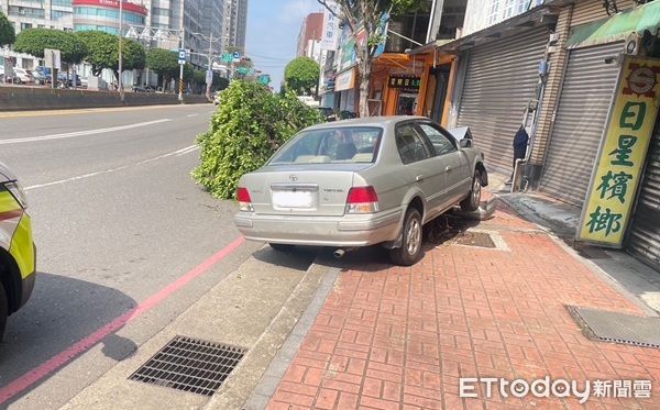 ▲▼巨大撞擊力將路樹連根撞斷，駕駛及乘客均受傷。（圖／中壢警分局提供）