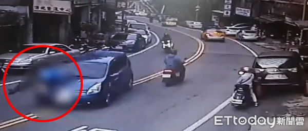 ▲基隆男童衝向對面阿嬤 駕駛急閃仍撞飛畫面曝光。（圖／記者郭世賢翻攝）