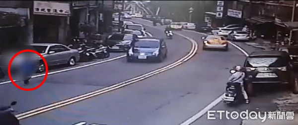 ▲基隆男童衝向對面阿嬤 駕駛急閃仍撞飛畫面曝光。（圖／記者郭世賢翻攝）