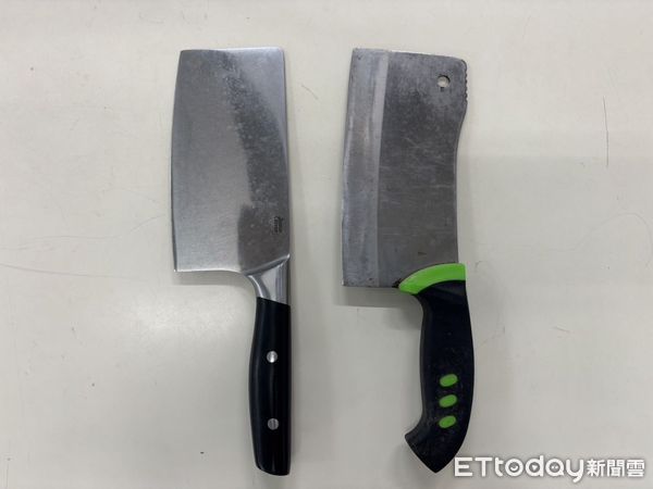 ▲警方查扣男子在馬路上叫囂所持的兩把菜刀。（圖／記者游芳男翻攝）
