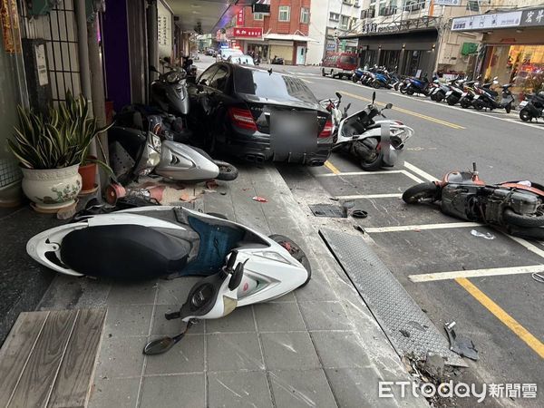 ▲澎湖縣馬公市自撞車禍。（圖／記者陳洋翻攝，下同）