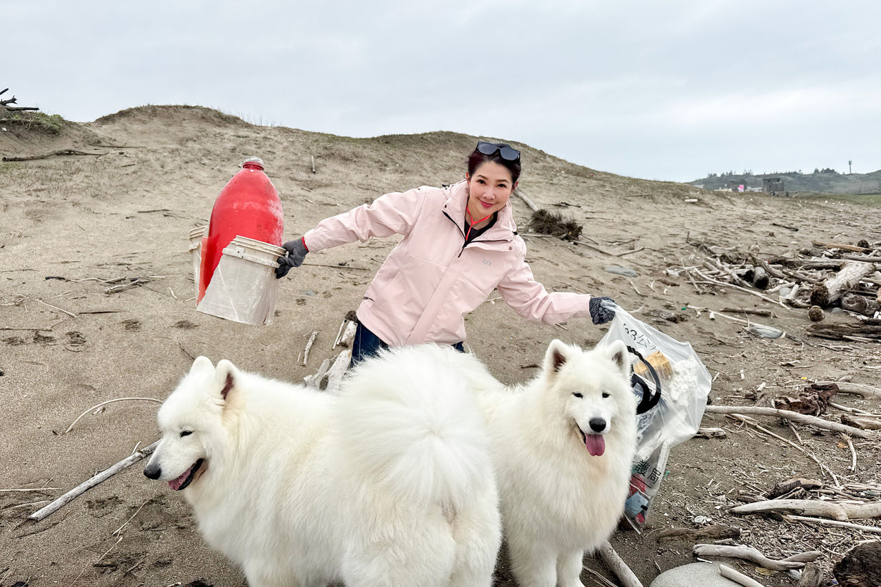 ▲▼林書煒、黃暐瀚、李明依、賴雨農參加POP Radio「917一起淨灘去」春季淨灘。（圖／POP Radio提供）