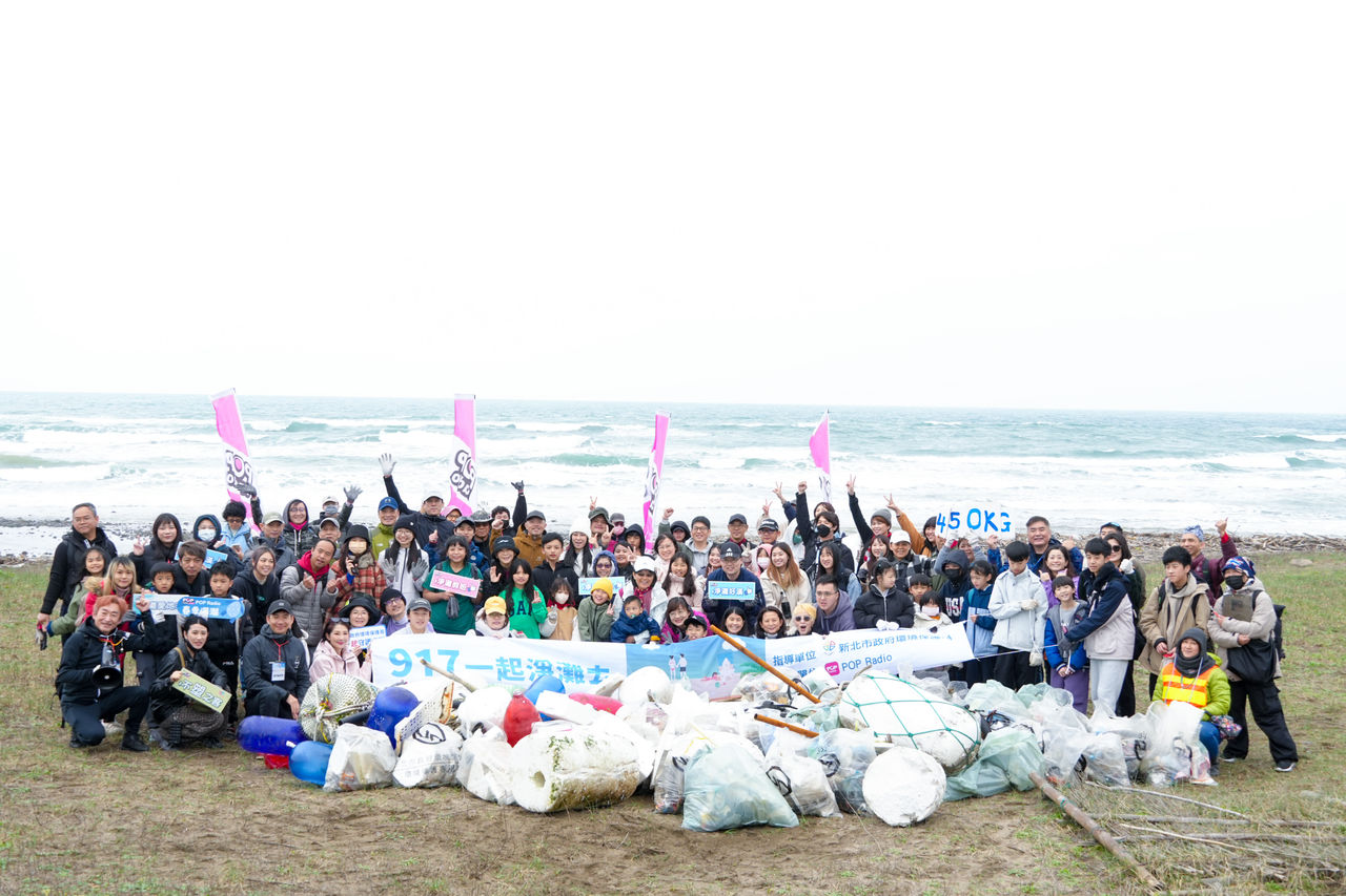 ▲▼林書煒、黃暐瀚、李明依、賴雨農參加POP Radio「917一起淨灘去」春季淨灘。（圖／POP Radio提供）