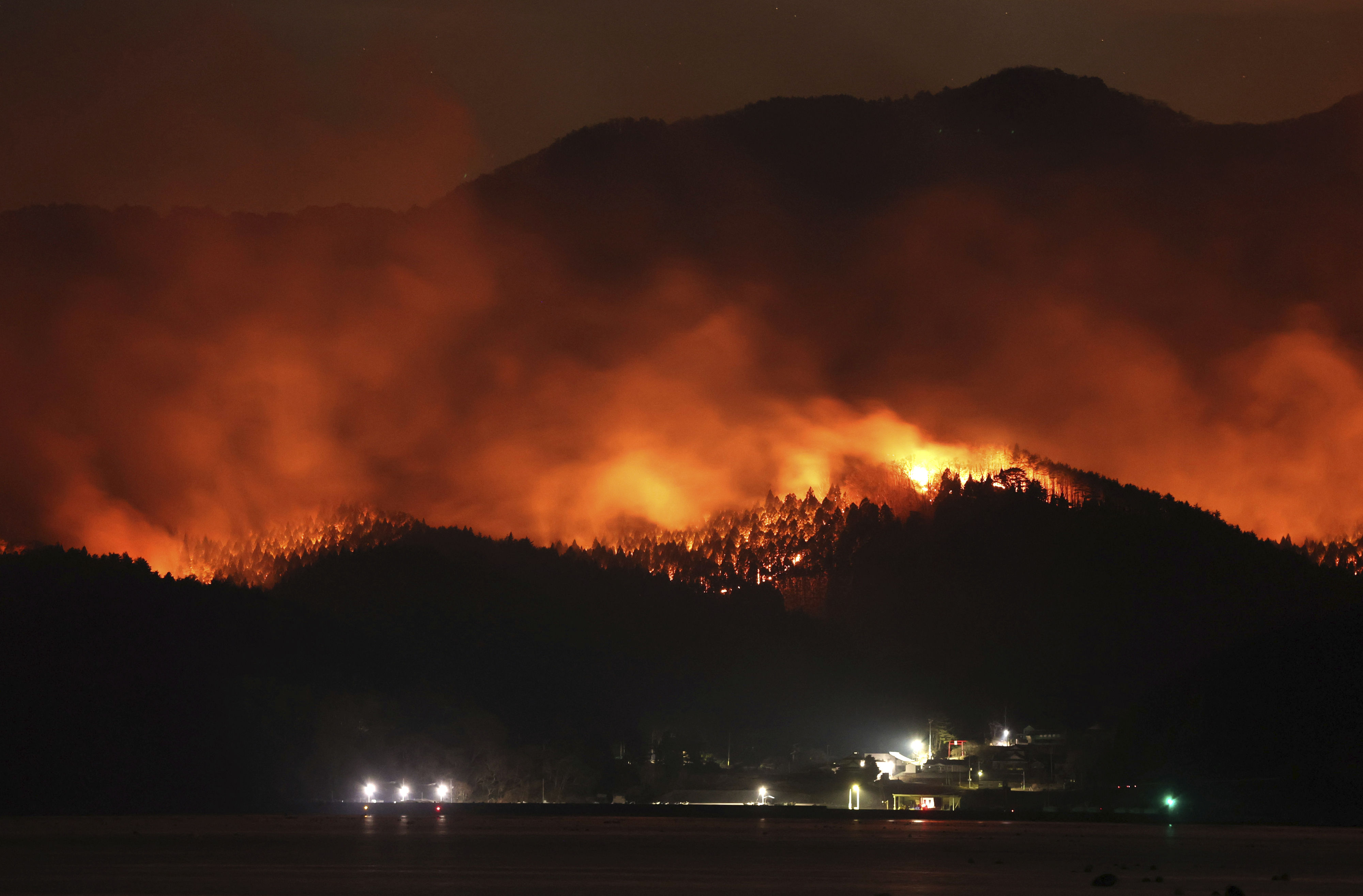 ▲▼日本岩手縣大船渡市從2月26日起發生山林大火。（圖／達志影像／美聯社）
