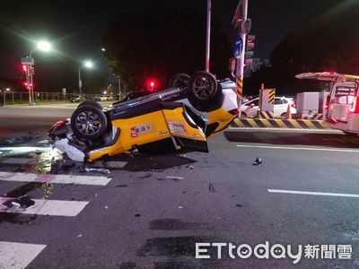 台南深夜路口2車相撞　計程車翻覆氣囊爆開冒煙！2駕駛送醫