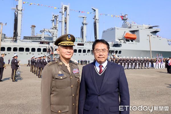 ▲海軍「敦睦遠航訓練支隊」9日抵達台南安平商港，展開國內航訓的第二站，黃偉哲市長上午也親自到安平商港迎接國軍及艦隊，並致贈官兵弟兄加菜金，受到海軍司令部副司令馬群超中將率隊歡迎。（圖／記者林東良翻攝，下同）