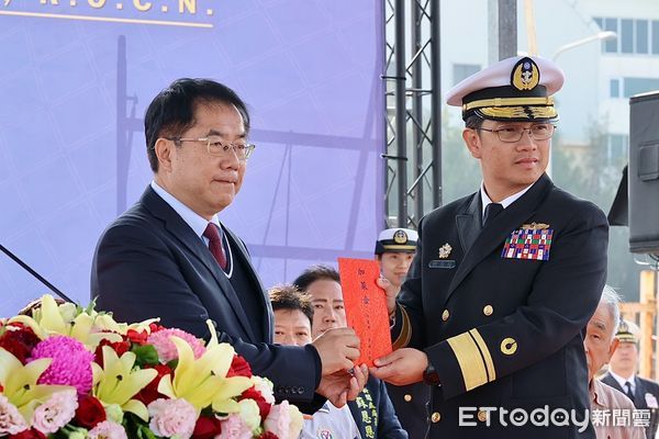 ▲海軍「敦睦遠航訓練支隊」9日抵達台南安平商港，展開國內航訓的第二站，黃偉哲市長上午也親自到安平商港迎接國軍及艦隊，並致贈官兵弟兄加菜金，受到海軍司令部副司令馬群超中將率隊歡迎。（圖／記者林東良翻攝，下同）