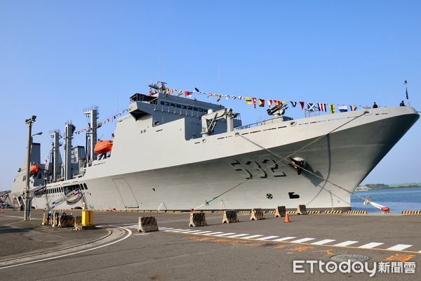 ▲海軍「敦睦遠航訓練支隊」9日抵達台南安平商港，展開國內航訓的第二站，黃偉哲市長上午也親自到安平商港迎接國軍及艦隊，並致贈官兵弟兄加菜金，受到海軍司令部副司令馬群超中將率隊歡迎。（圖／記者林東良翻攝，下同）