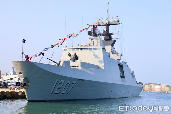 ▲海軍「敦睦遠航訓練支隊」9日抵達台南安平商港，展開國內航訓的第二站，黃偉哲市長上午也親自到安平商港迎接國軍及艦隊，並致贈官兵弟兄加菜金，受到海軍司令部副司令馬群超中將率隊歡迎。（圖／記者林東良翻攝，下同）