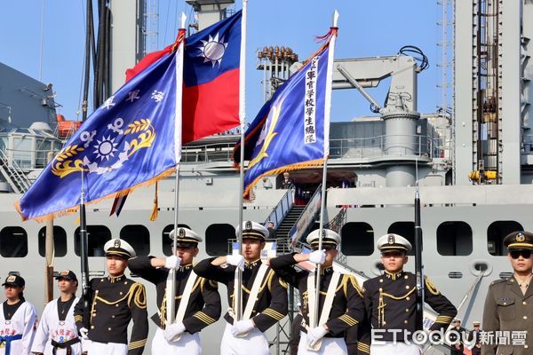 ▲海軍「敦睦遠航訓練支隊」9日抵達台南安平商港，展開國內航訓的第二站，黃偉哲市長上午也親自到安平商港迎接國軍及艦隊，並致贈官兵弟兄加菜金，受到海軍司令部副司令馬群超中將率隊歡迎。（圖／記者林東良翻攝，下同）