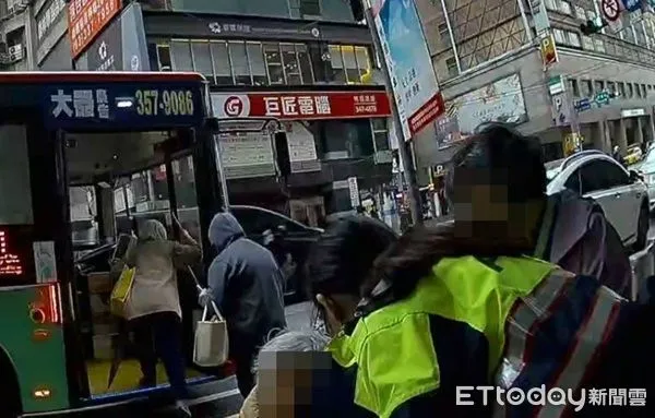 ▲老太太來桃園找小兒子，因不知住址在公車站牌附近徘徊。（圖／桃園警分局提供）