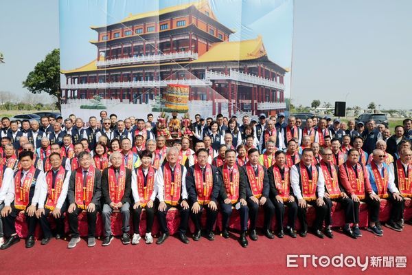 ▲「正統鹿耳門聖母廟鹿耳門媽文物館」9日舉行興建動土大典，台南市長黃偉哲應邀出席，與主委鄭深池及來自各地的宮廟、信眾共同見證歷史性的一刻。（圖／記者林東良翻攝，下同）