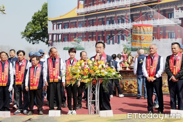 ▲「正統鹿耳門聖母廟鹿耳門媽文物館」9日舉行興建動土大典，台南市長黃偉哲應邀出席，與主委鄭深池及來自各地的宮廟、信眾共同見證歷史性的一刻。（圖／記者林東良翻攝，下同）