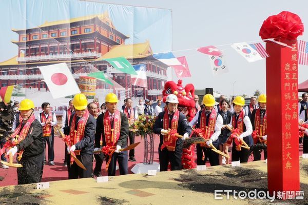▲「正統鹿耳門聖母廟鹿耳門媽文物館」9日舉行興建動土大典，台南市長黃偉哲應邀出席，與主委鄭深池及來自各地的宮廟、信眾共同見證歷史性的一刻。（圖／記者林東良翻攝，下同）