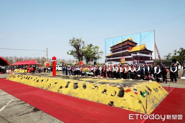 ▲「正統鹿耳門聖母廟鹿耳門媽文物館」9日舉行興建動土大典，台南市長黃偉哲應邀出席，與主委鄭深池及來自各地的宮廟、信眾共同見證歷史性的一刻。（圖／記者林東良翻攝，下同）