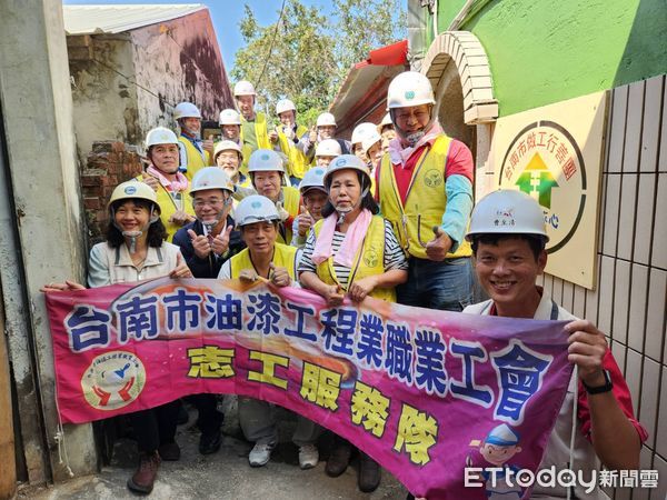 ▲台南市政府勞工局「做工行善團」志工9日兵分五路，幫助弱勢、地震戶打造安心住所。（圖／記者林東良翻攝，下同）