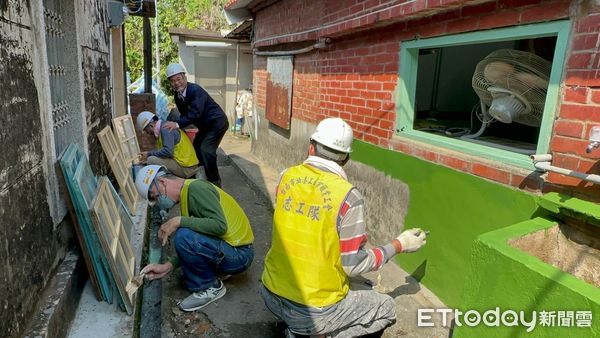 ▲台南市政府勞工局「做工行善團」志工9日兵分五路，幫助弱勢、地震戶打造安心住所。（圖／記者林東良翻攝，下同）