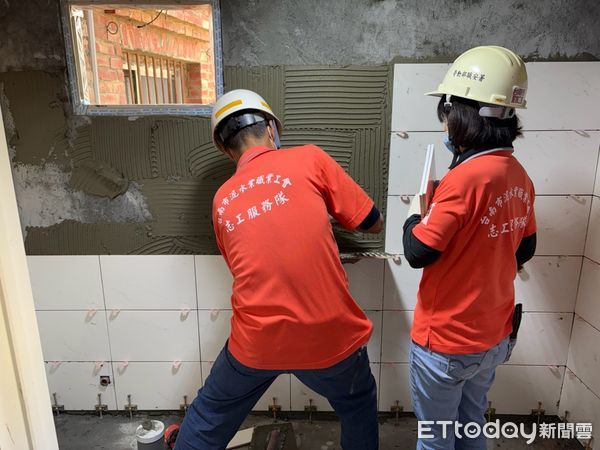 ▲台南市政府勞工局「做工行善團」志工9日兵分五路，幫助弱勢、地震戶打造安心住所。（圖／記者林東良翻攝，下同）