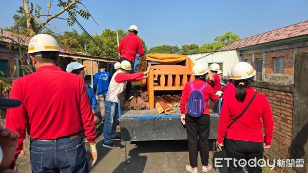 ▲台南市政府勞工局「做工行善團」志工9日兵分五路，幫助弱勢、地震戶打造安心住所。（圖／記者林東良翻攝，下同）