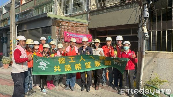 ▲台南市政府勞工局「做工行善團」志工9日兵分五路，幫助弱勢、地震戶打造安心住所。（圖／記者林東良翻攝，下同）