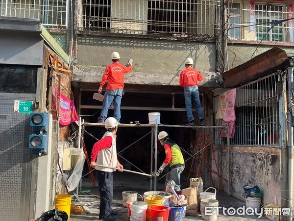 ▲台南市政府勞工局「做工行善團」志工9日兵分五路，幫助弱勢、地震戶打造安心住所。（圖／記者林東良翻攝，下同）