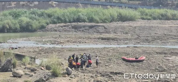 ▲▼嘉義市八掌溪映月橋下高中生落水。（圖／記者翁伊森翻攝）