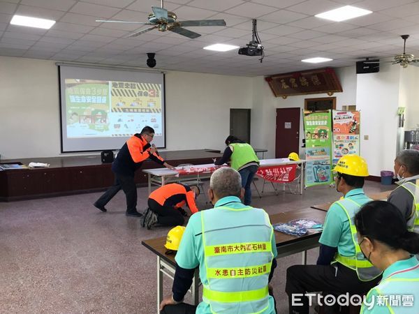 ▲台南市消防局大內消防分隊與大內區石林里，9日上午9時30分許，於石子瀨社區活動中心辦理石林里自主防災社區演練及宣導，結合居民、志工及義消一起演練。（圖／記者林東良翻攝，下同）