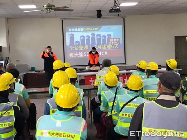 ▲台南市消防局大內消防分隊與大內區石林里，9日上午9時30分許，於石子瀨社區活動中心辦理石林里自主防災社區演練及宣導，結合居民、志工及義消一起演練。（圖／記者林東良翻攝，下同）