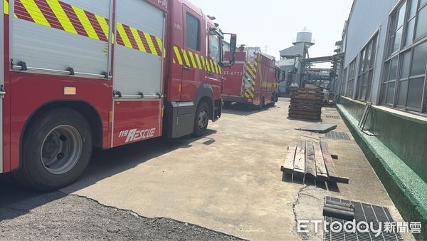 ▲高雄男摔進汙水池 。（圖／記者許宥孺翻攝）