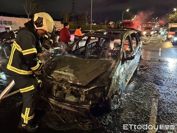 ▲8日深夜北市承德路發生一營業小客車火燒車意外。（圖／記者張君豪翻攝）