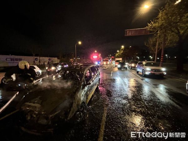 ▲8日深夜北市承德路發生一營業小客車火燒車意外。（圖／記者張君豪翻攝）