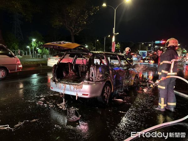 ▲8日深夜北市承德路發生一營業小客車火燒車意外。（圖／記者張君豪翻攝）