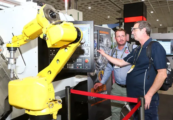 ▲機械手臂吸睛，吸引國外買主駐足參觀。（圖／貿協提供）