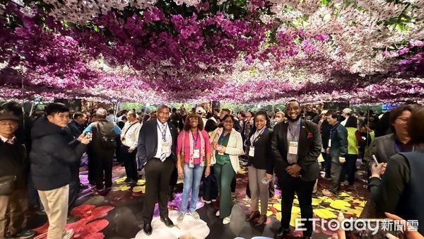 ▲聖文森及格瑞那丁大使柏安卓參觀台南國際蘭展。（圖／記者林東良翻攝，下同）