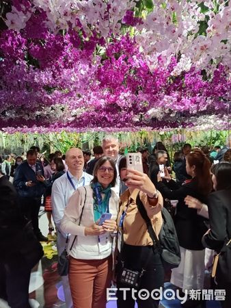 ▲聖文森及格瑞那丁大使柏安卓參觀台南國際蘭展。（圖／記者林東良翻攝，下同）